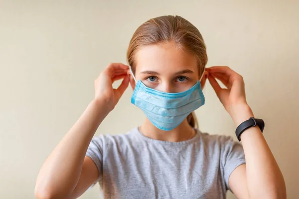 Liten Tonårstjej Medicinsk Mask Ledsen Och Rädd Skydd Mot Coronavirus — Stockfoto