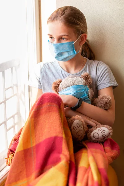 Trauriges Kleines Mädchen Mit Teddybär Spielzeug Beide Schutzmasken Das Hause — Stockfoto