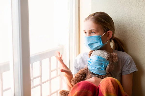 Trauriges Kleines Mädchen Mit Teddybär Spielzeug Beide Schutzmasken Das Hause — Stockfoto