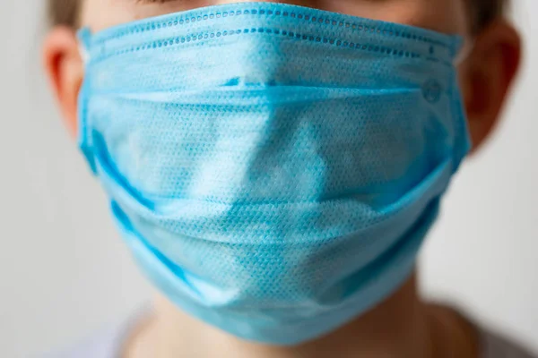 Primo Piano Una Faccia Maschera Protettiva Medica Coronavirus Protezione Indossando — Foto Stock