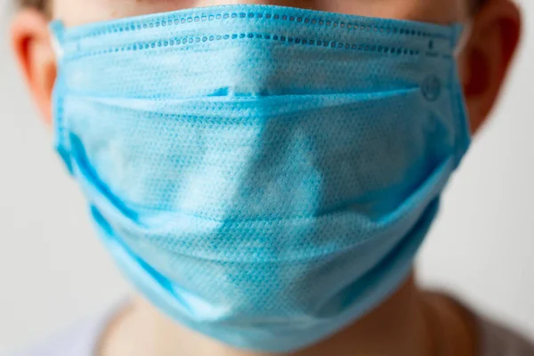 Primo Piano Una Faccia Maschera Protettiva Medica Coronavirus Protezione Indossando — Foto Stock