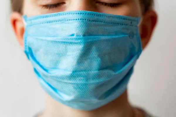 Primo Piano Una Faccia Maschera Protettiva Medica Coronavirus Protezione Indossando — Foto Stock