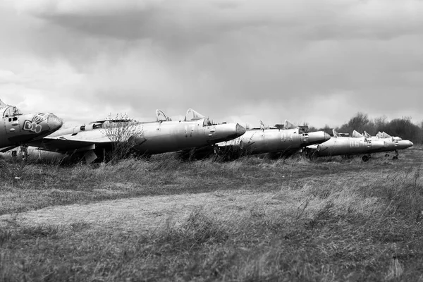 Antiguo Destruido Soviético Abandonado Aviones Militares Campo Ucrania Blanco Negro — Foto de Stock