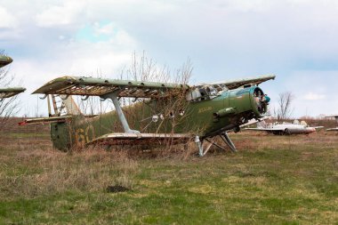 Eski Sovyet savaş uçakları Ukrayna 'da terk edildi. İkinci Dünya Savaşı 'ndan sonra eski Sovyet havacılık enkazı.
