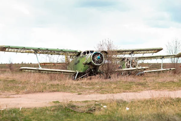 Oude Vernietigde Sovjet Verlaten Militaire Vliegtuigen Het Veld Oekraïne Voormalig — Stockfoto