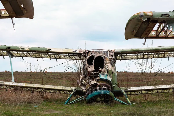 Oude Vernietigde Sovjet Verlaten Militaire Vliegtuigen Het Veld Oekraïne Voormalig — Stockfoto