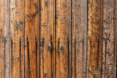 Eski ahşap duvarın dikey yakın çekimi, kahverengi ahşap zemin, çit ya da zemin panelleri. Ahşap doku arkaplanı ve duvar kağıdı