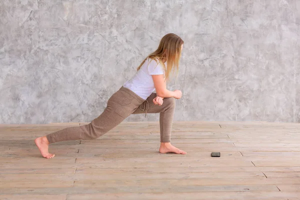 Tiener Meisje Doet Fitness Gymnastiek Thuis Gymnastiek Video Tutorial Gymnastische — Stockfoto