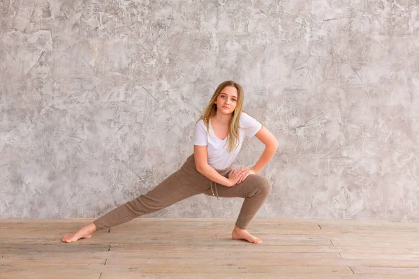 Tiener Meisje Doet Fitness Gymnastiek Thuis Gymnastiek Video Tutorial Gymnastische — Stockfoto