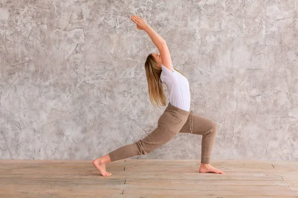 Tiener Meisje Doet Fitness Gymnastiek Thuis Gymnastiek Video Tutorial Gymnastische — Stockfoto