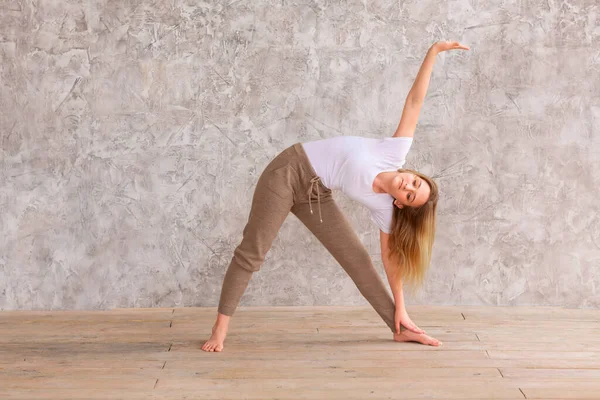 Tiener Meisje Doet Fitness Gymnastiek Thuis Gymnastiek Video Tutorial Gymnastische — Stockfoto