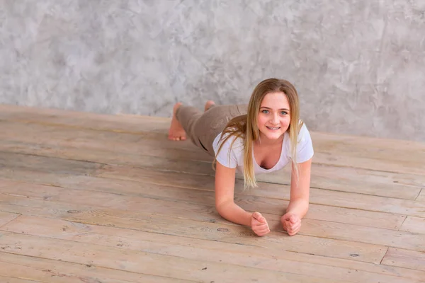 Tennage Girl Doing Fitness Gymnastics Home Gymnastics Video Tutorial Gymnastic — Stock Photo, Image