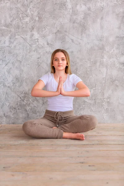 Tennage Ragazza Che Ginnastica Fitness Casa Video Tutorial Ginnastica Esercizi — Foto Stock