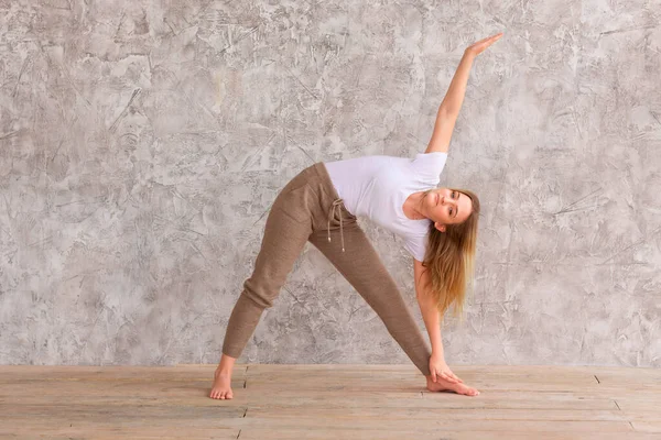 Menina Tennage Fazendo Ginástica Fitness Casa Tutorial Vídeo Ginástica Exercícios — Fotografia de Stock