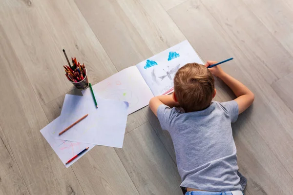 Маленький Хлопчик Малює Олівцями Підлозі Своїй Кімнаті Залишайтеся Вдома Під — стокове фото