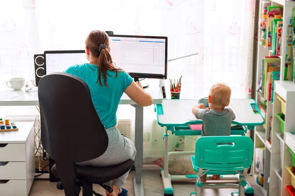 Madre Con Niño Tratando Trabajar Desde Casa Durante Cuarentena Quédese —  Fotos de Stock