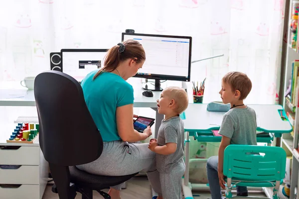 Mutter Mit Kindern Die Während Der Quarantäne Von Hause Aus — Stockfoto