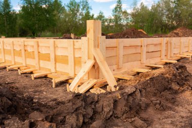 Yeni ev temelleri için striptiz temeli oluşturmak için ahşap kaplama. En başından beri ev inşa etmek