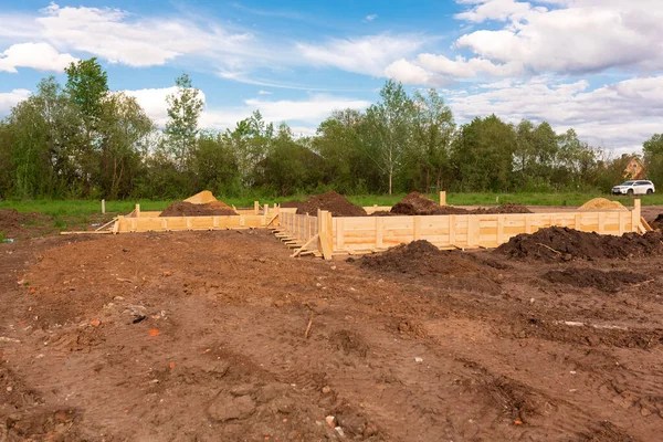 Wooden formwork for creating strip foundation for new house basis. Constructing house from the beginning concept — Stock Image Wooden Formwork Creating Strip Foundation New House Basis Constructing House Stock Picture
