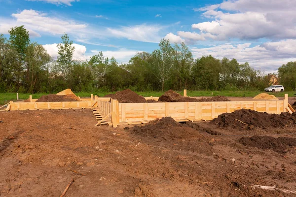 Wooden formwork for creating strip foundation for new house basis. Constructing house from the beginning concept — Stock Image Wooden Formwork Creating Strip Foundation New House Basis Constructing House Stock Photo