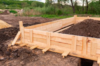 Yeni ev temelleri için striptiz temeli oluşturmak için ahşap kaplama. En başından beri ev inşa etmek