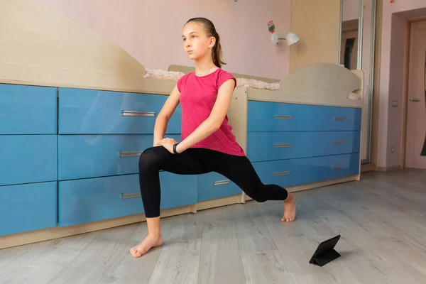 Onluk Kız Evde Jimnastik Yapıyor Jimnastik Video Dersi Jimnastik Egzersizleri — Stok fotoğraf