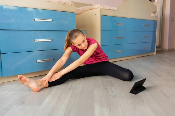 Tennage Mädchen Beim Fitnessturnen Hause Gymnastik Video Tutorial Turnerische Übungen — Stockfoto