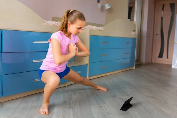 Menina Tennage Fazendo Ginástica Fitness Casa Tutorial Vídeo Ginástica Exercícios — Fotografia de Stock