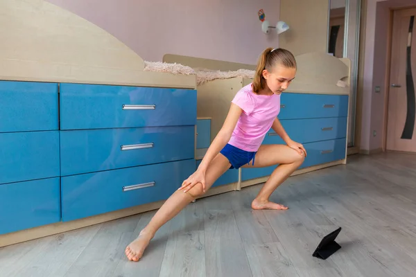 Tiener Meisje Doet Fitness Gymnastiek Thuis Gymnastiek Video Tutorial Gymnastische — Stockfoto