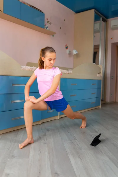 Tennage Mädchen Beim Fitnessturnen Hause Gymnastik Video Tutorial Turnerische Übungen — Stockfoto
