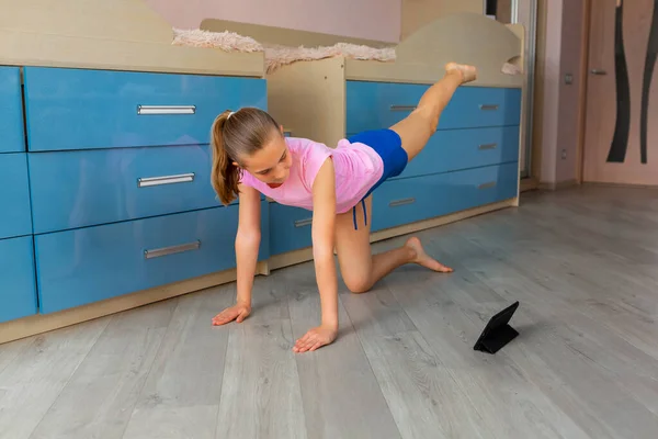 Tennage Mädchen Beim Fitnessturnen Hause Gymnastik Video Tutorial Turnerische Übungen — Stockfoto