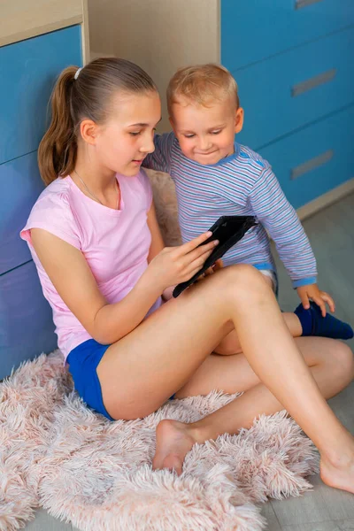 Anak Anak Kecil Yang Bahagia Melihat Tablet Rumah Selama Karantina — Stok Foto