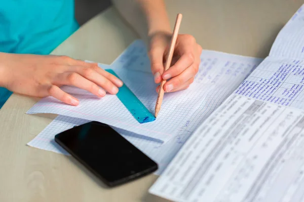 Tonårstjej Vänsterhänt Teckning Med Linjal Närbild Händerna Studie Utbildnings Och — Stockfoto