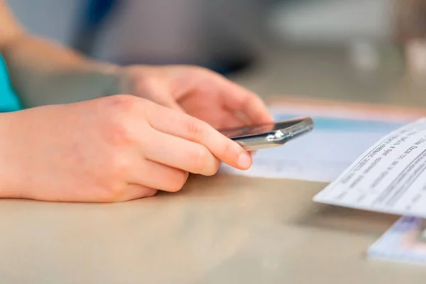 仮想クラスのスマートフォンで自宅の部屋で勉強している美しい若い十代の女の子は 携帯電話で手をつないで閉じます 隔離中の遠隔教育 Eラーニング オンライン学習の概念 — ストック写真