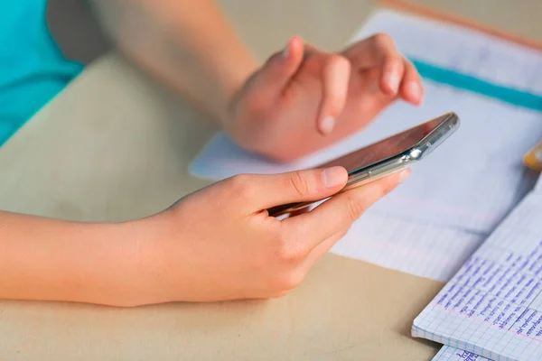 Prachtige Jonge Tiener Schoolmeisje Studeren Thuis Haar Kamer Met Smartphone — Stockfoto