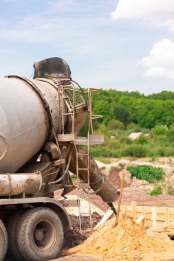 Temele çimento döşemek ya da beton dökmek otomatik pompayla yapılan bir iş. Ev temelleri oluşturuluyor