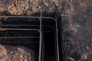 Yeni ev temelleri için striptiz temeli oluşturmak için köşelerin güçlendirilmesi.