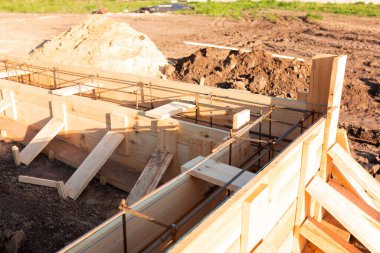 Yeni ev temelleri için striptiz temeli oluşturmak için köşelerin güçlendirilmesi.