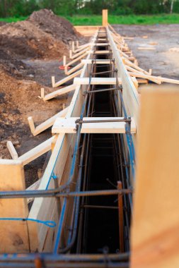 Yeni ev temelleri için striptiz temeli oluşturmak için köşelerin güçlendirilmesi.