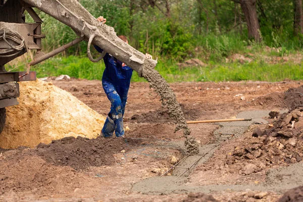 Nşaat Işçisi Temel Çalışmalarına Çimento Beton Döşüyordu Temelleri Oluşturuluyor — Stok fotoğraf