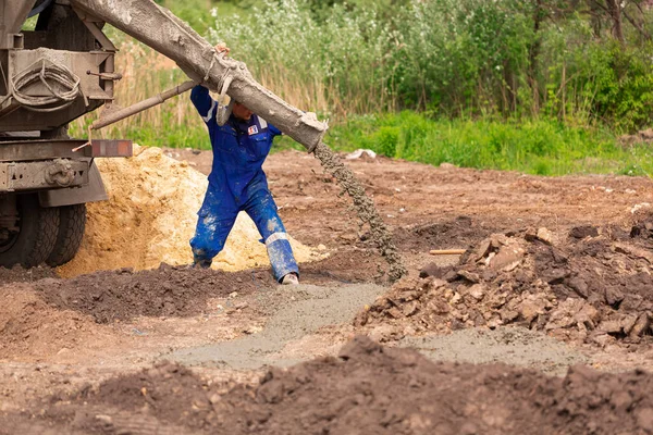 Trabalhador Construção Que Coloca Cimento Concreto Cofragem Fundação Construção Fundação — Fotografia de Stock