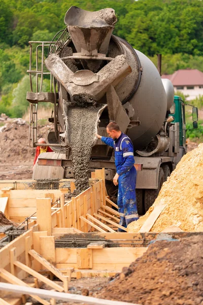 Trabalhador Construção Que Coloca Cimento Concreto Cofragem Fundação Construção Fundação — Fotografia de Stock