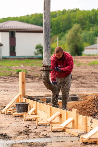 Trabalhador Construção Que Coloca Cimento Concreto Cofragem Fundação Com Bomba — Fotografia de Stock