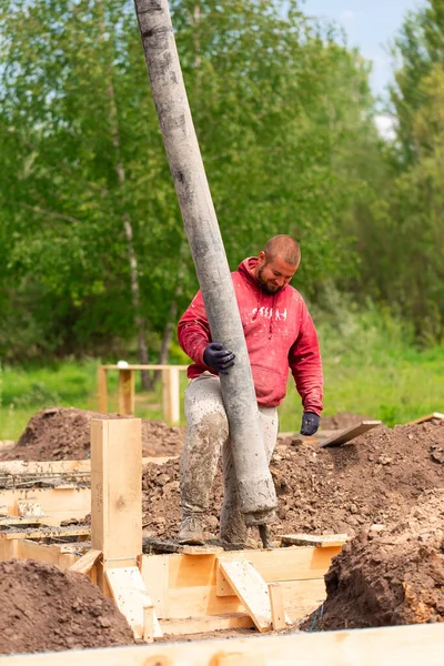 Bouwvakker Leggen Cement Beton Funderingsbekisting Met Automatische Pomp Stichting Woningbouw — Stockfoto