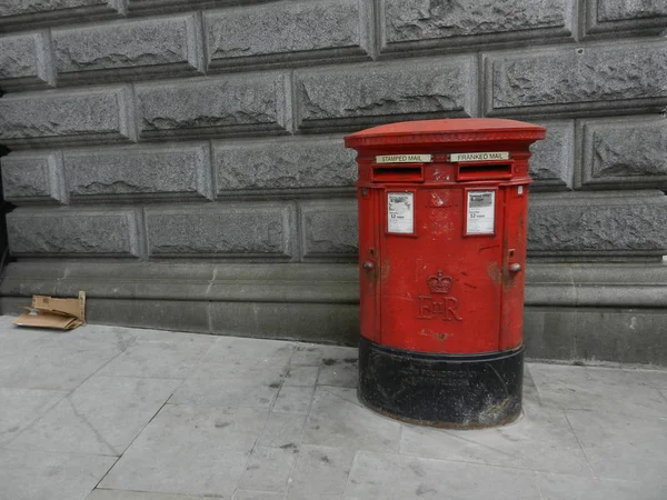 Piros hagyományos postaláda — Stock Fotó