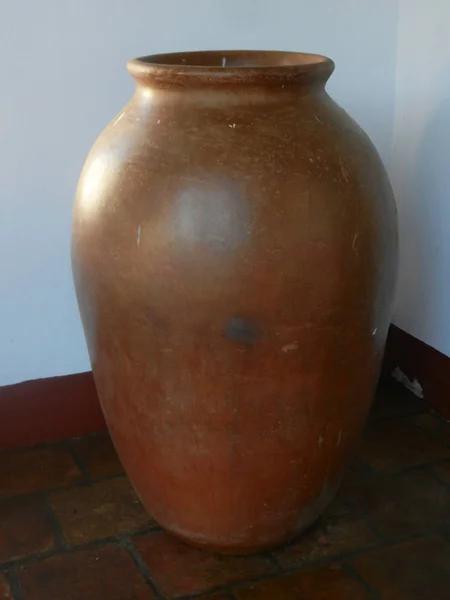 Terracota sepia pot