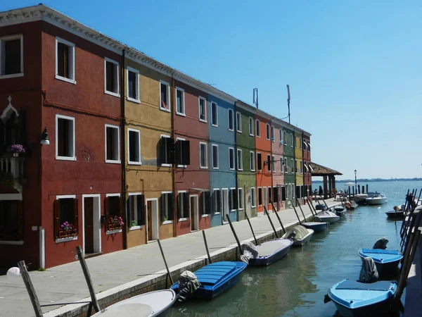 renkli evler ve tekneler