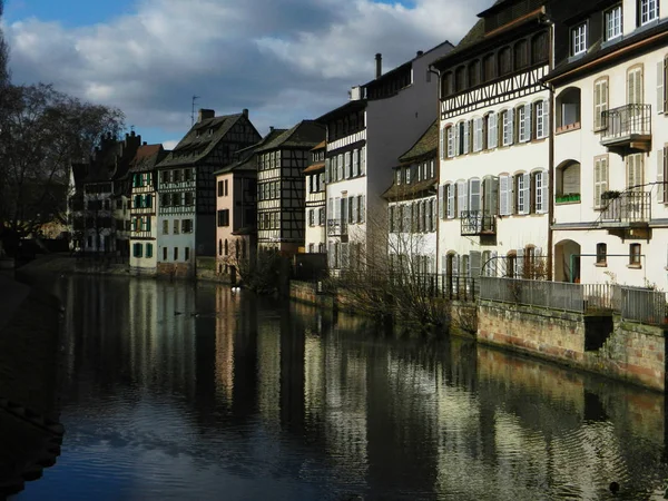 Eski evler ve yansıma