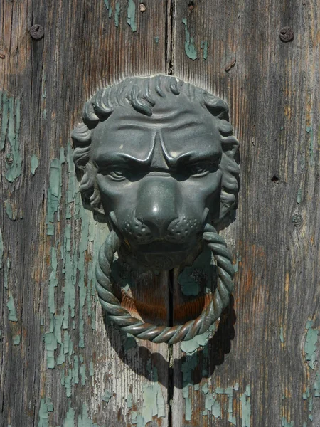 Aslan baş kapı kapı