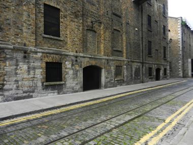 Eski paslı fabrika binası